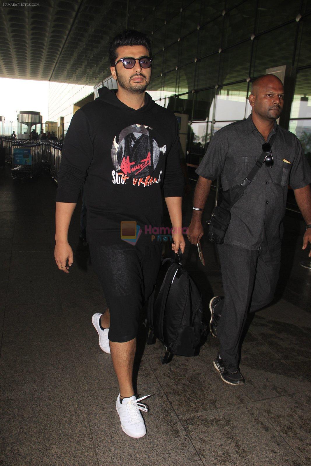 Arjun Kapoor snapped at airport on 16th Oct 2016