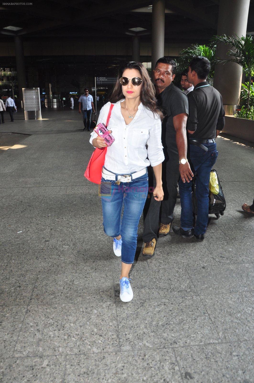 Ameesha Patel snapped at airport on 16th Oct 2016
