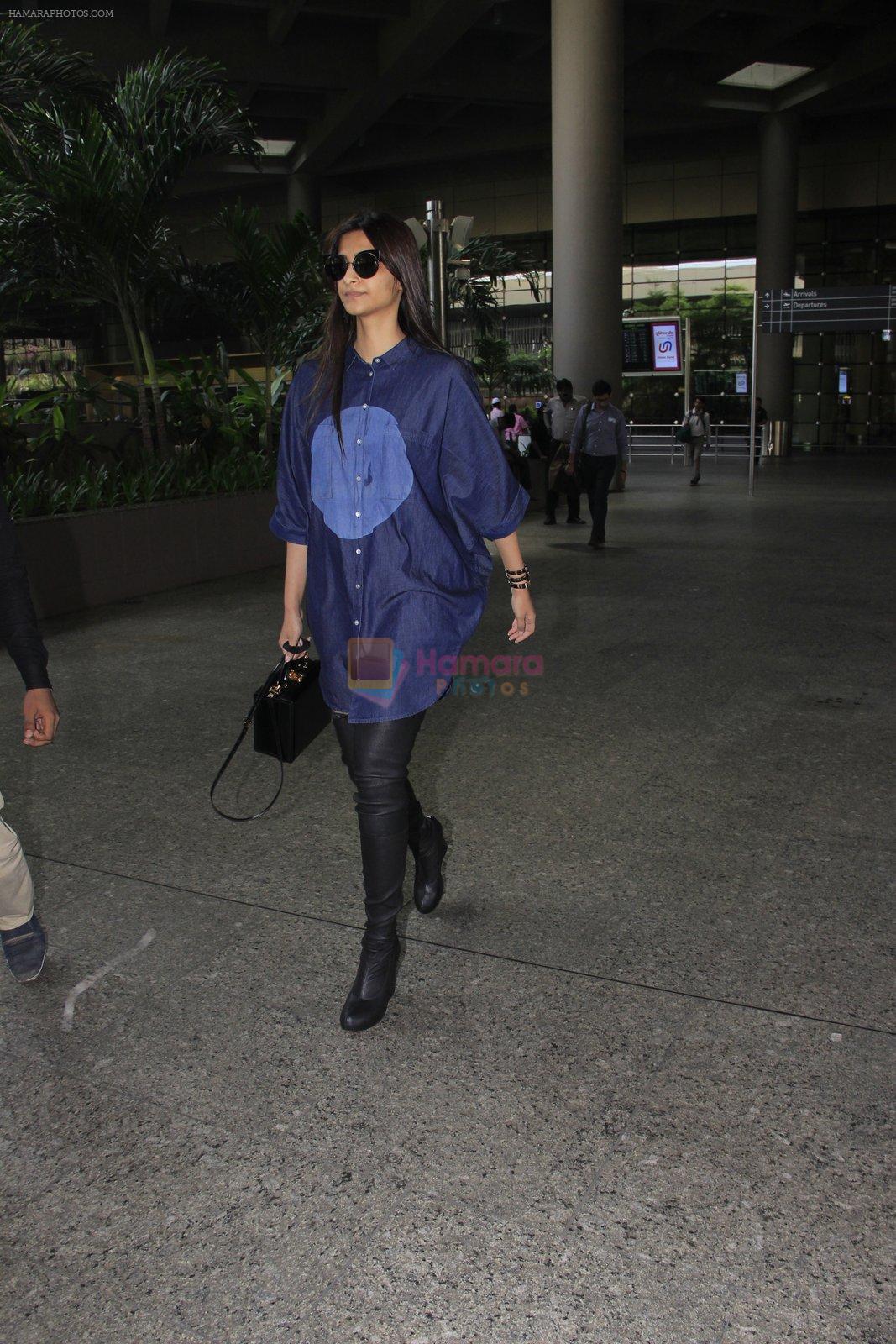Sonam Kapoor snapped at airport on 17th Oct 2016