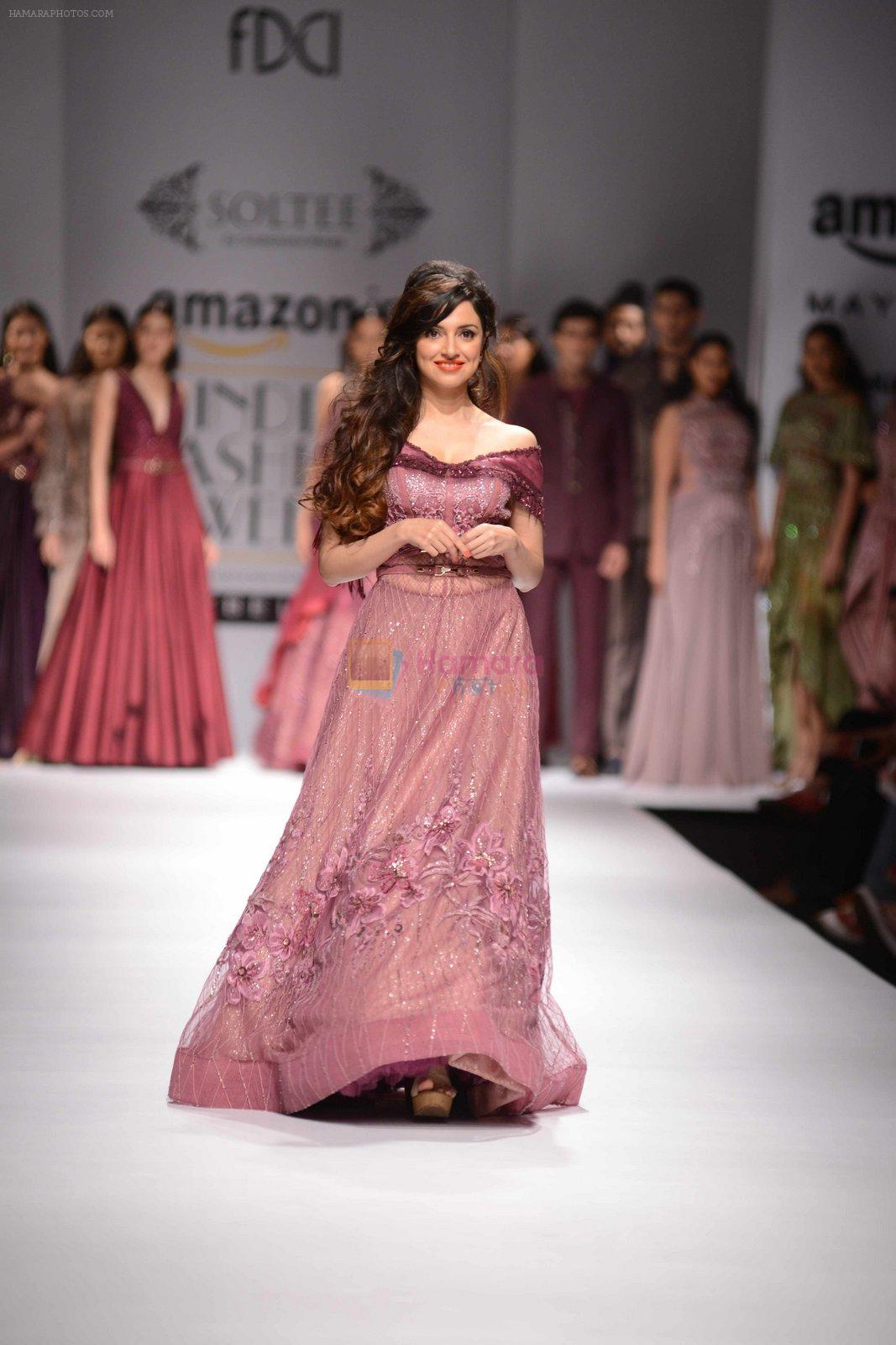 Divya Khosla Kumar walks for soltee by sulakshna monga on 16th Oct 2016