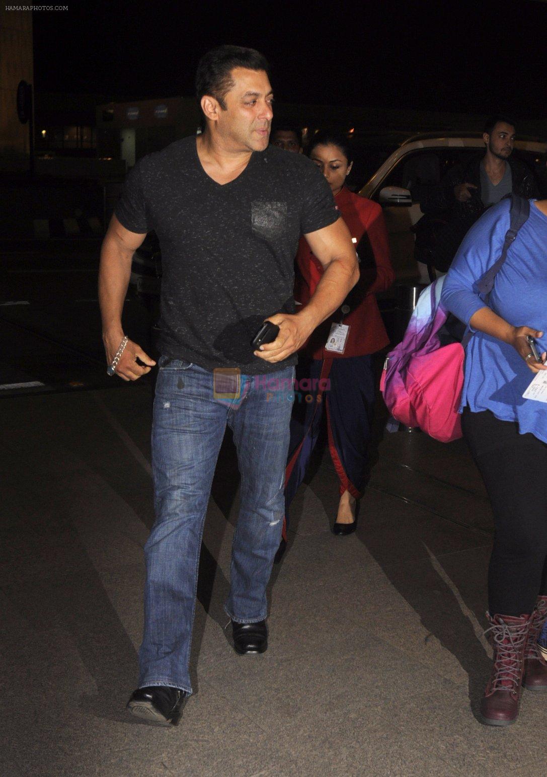 Salman Khan snapped at airport on 16th Oct 2016