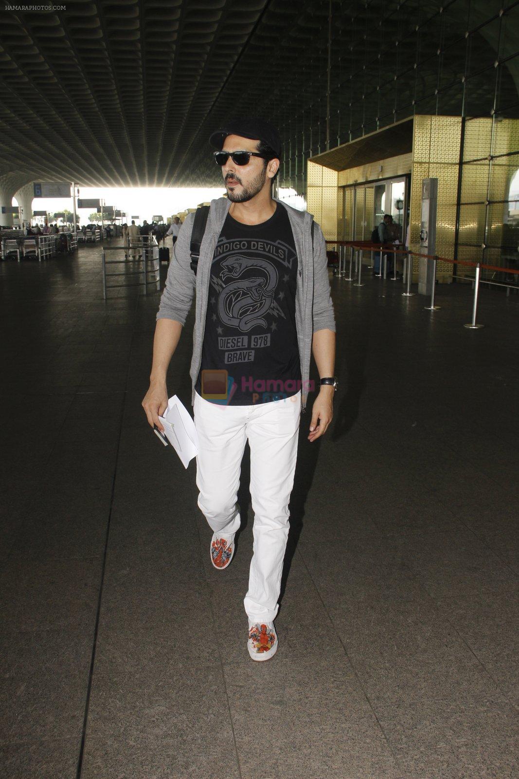 Zayed Khan snapped at airport on 19th Oct 2016