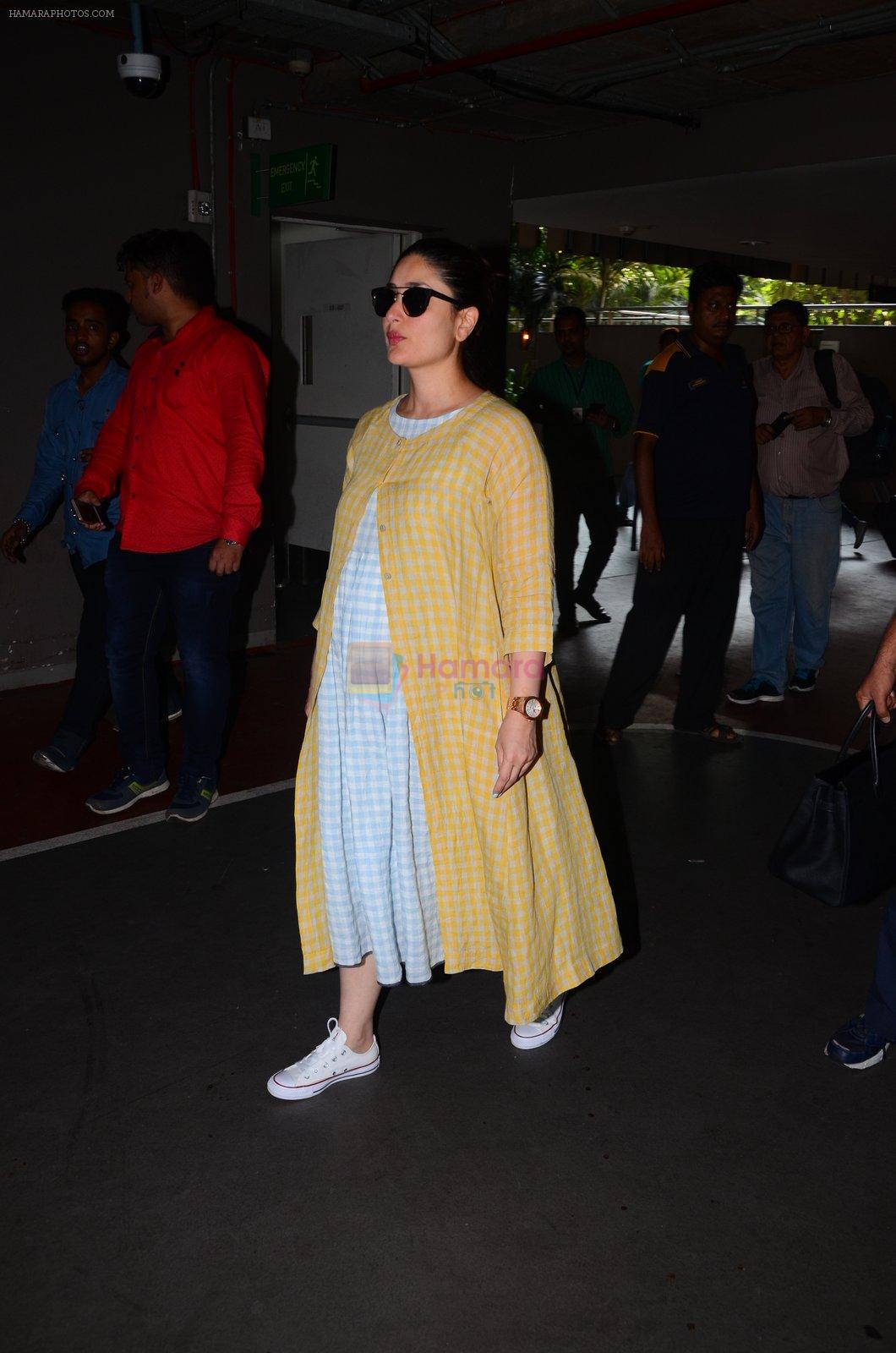Kareena Kapoor snapped at airport on 23rd Oct 2016