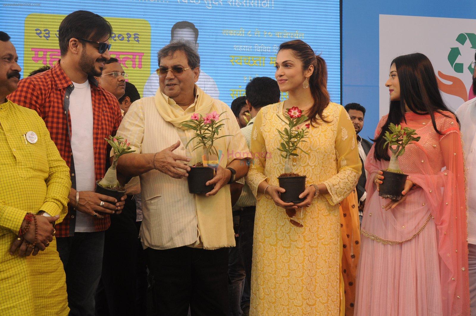 Isha Koppikar, Amrita Rao, Vivek Oberoi, Subhash Ghai at Clean Thane event on 23rd Oct 2016