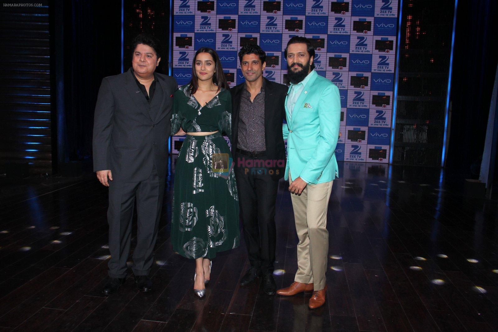Shraddha Kapoor and Farhan Akhtar, Sajid Khan, Riteish Deshmukh promote Rock On 2 on the sets of Yaaron Ki Baraat Show on Zee Tv on 23rd Oct 2016