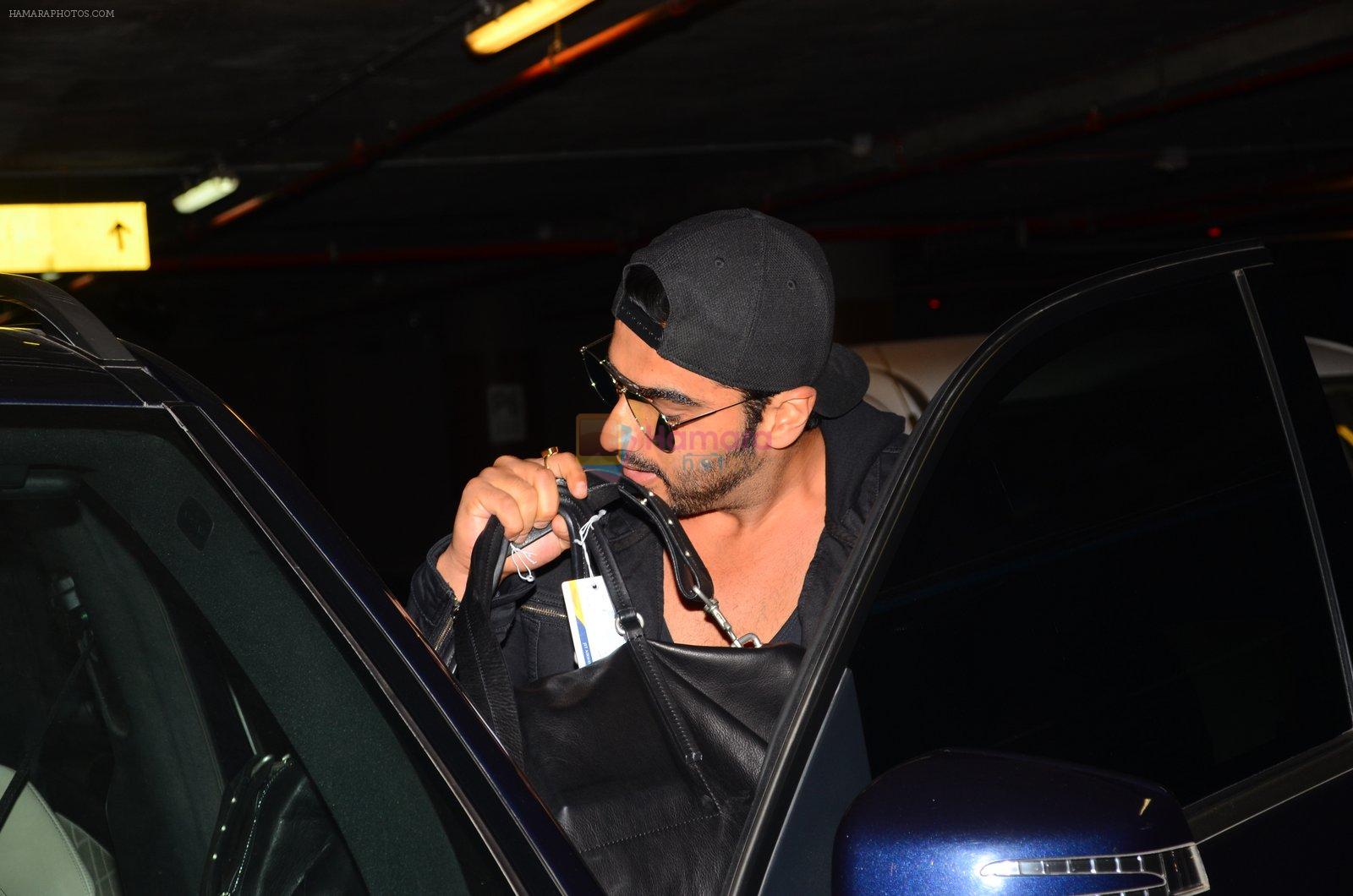 Arjun Kapoor snapped at airport on 23rd Oct 2016