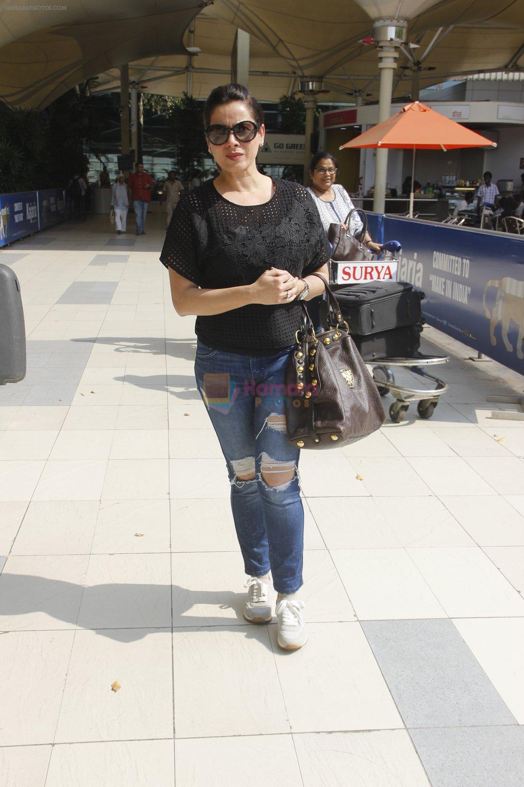 Neelam Kothari snapped at airport on 24th Oct 2016