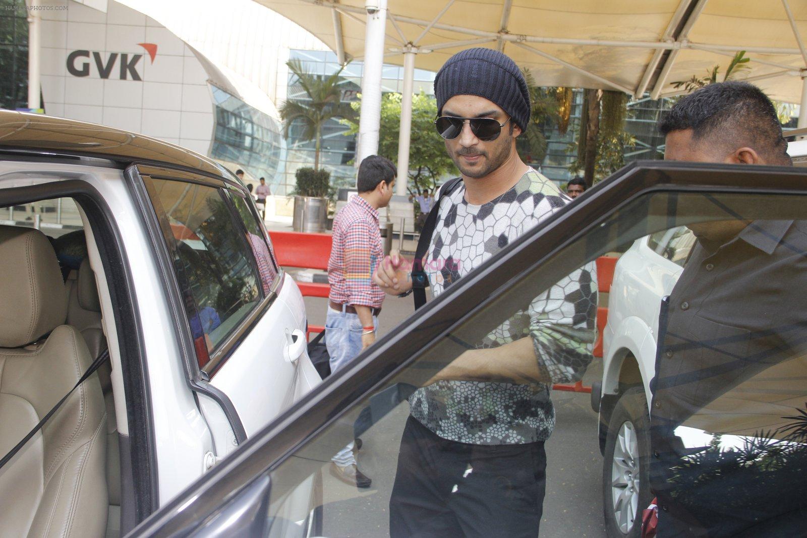 Sushant Singh Rajput snapped at airport on 24th Oct 2016