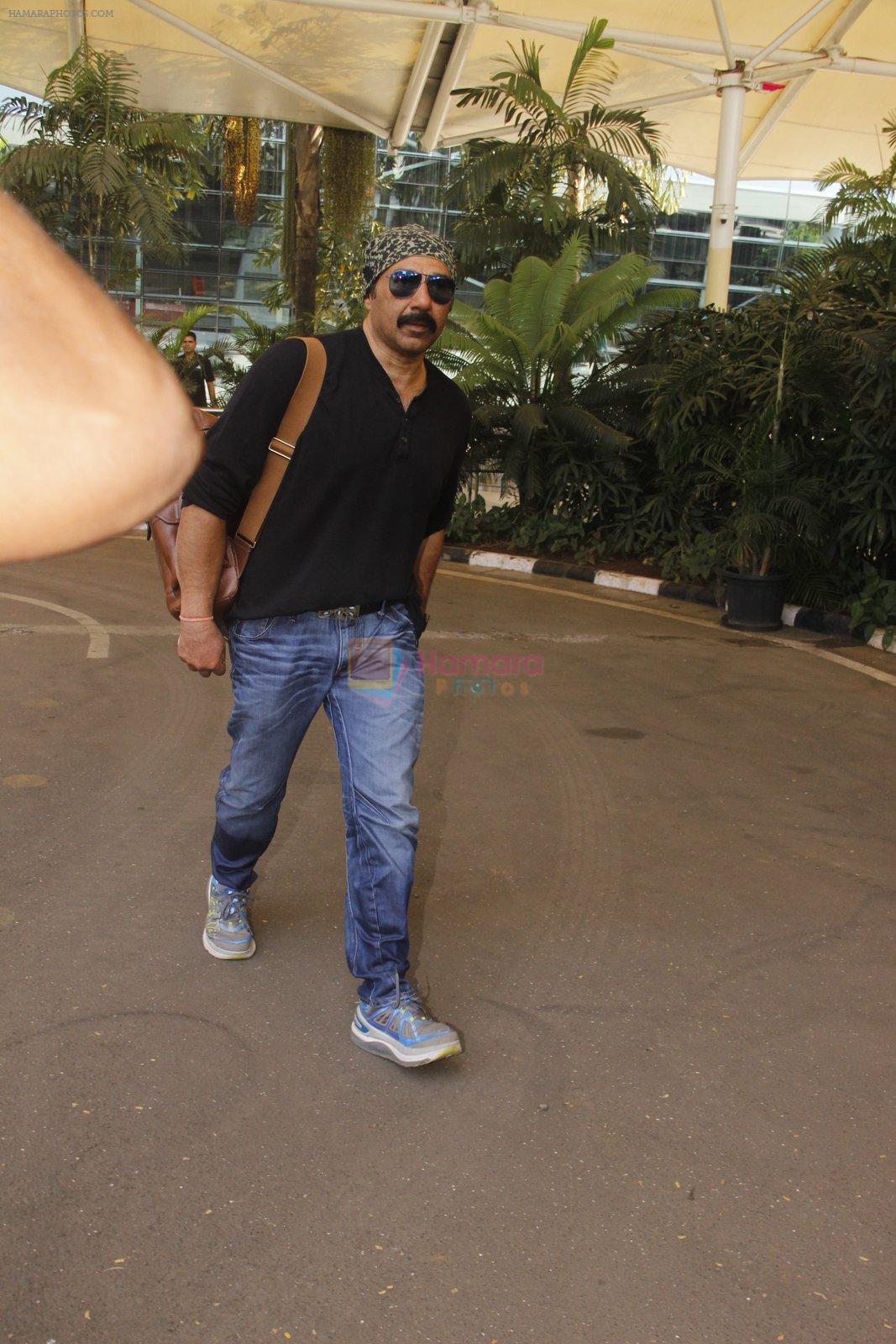 Sunny Deol snapped at airport on 24th Oct 2016