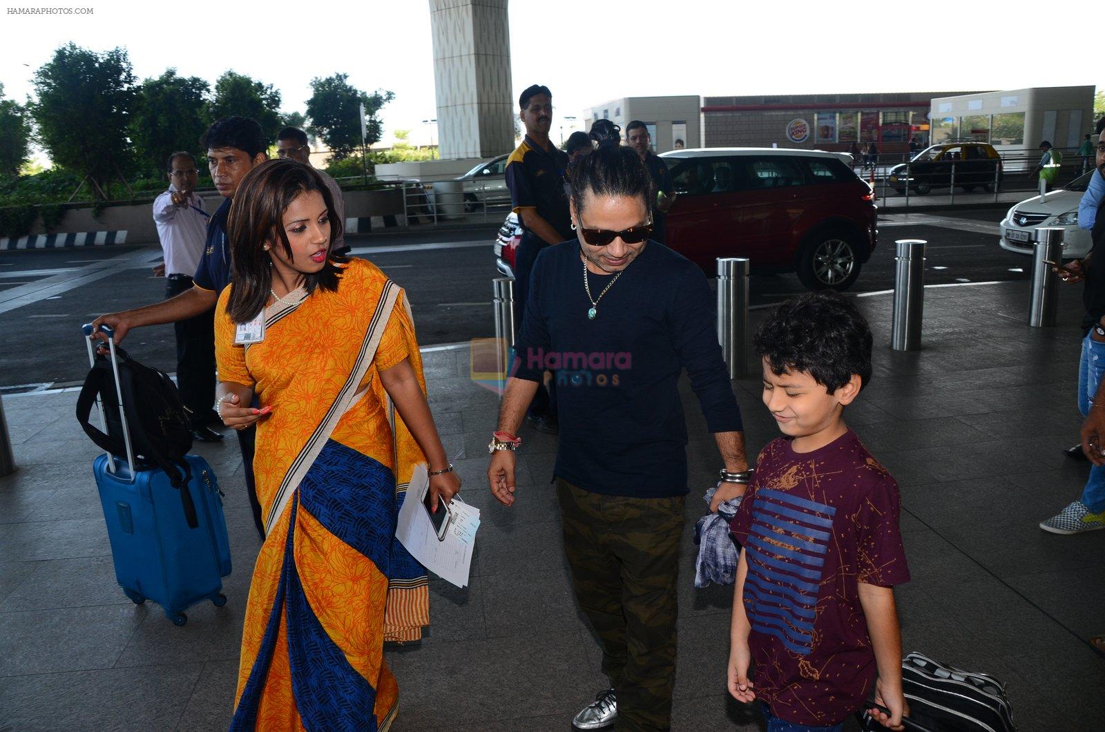 Kailash Kher snapped at airport on 25th Oct 2016