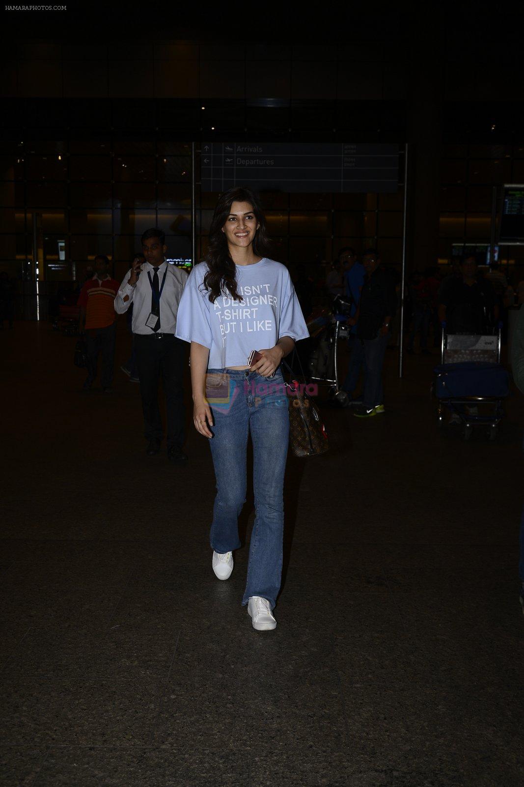 Kriti Sanon snapped at airport on 25th Oct 2016