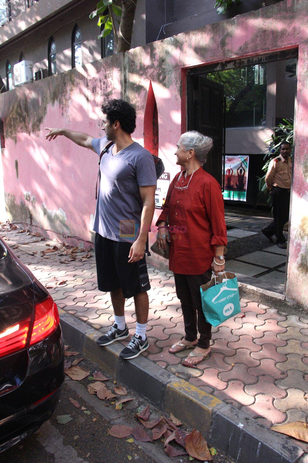 Aditya Roy Kapoor snapped with mom on 25th Oct 2016