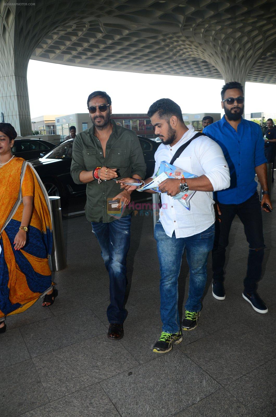 Ajay Devgan snapped at airport on 25th Oct 2016