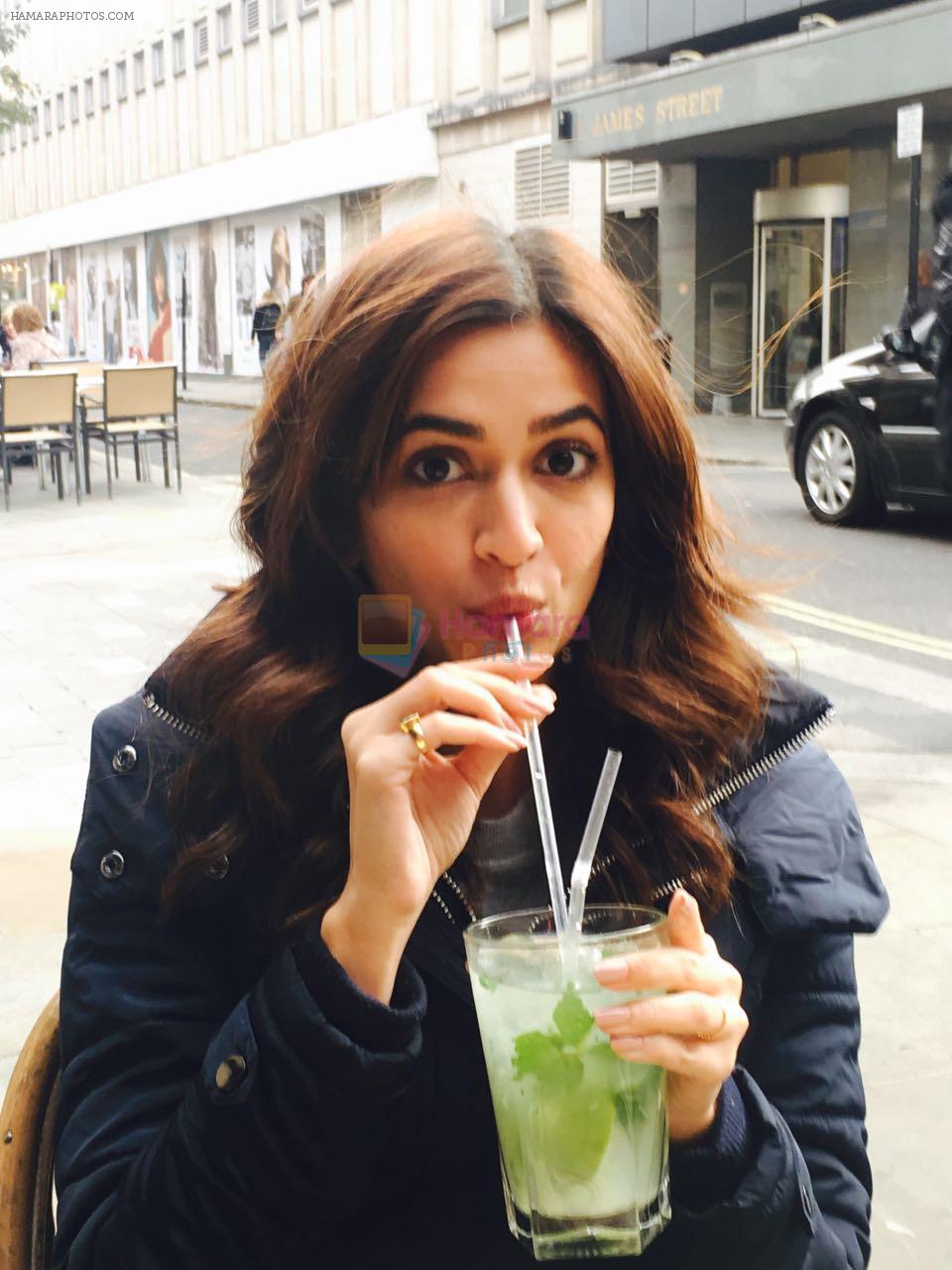 Kriti Kharbanda spotted in London while shooting for Atithii in London on 26th Oct 2016