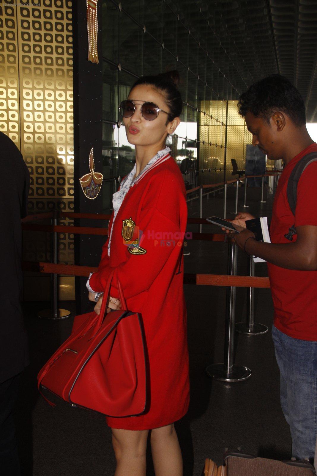 Alia Bhatt snapped at airport on 27th Oct 2016