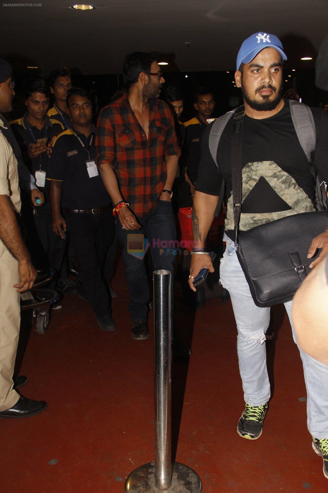 Ajay Devgan snapped at airport on 27th Oct 2016