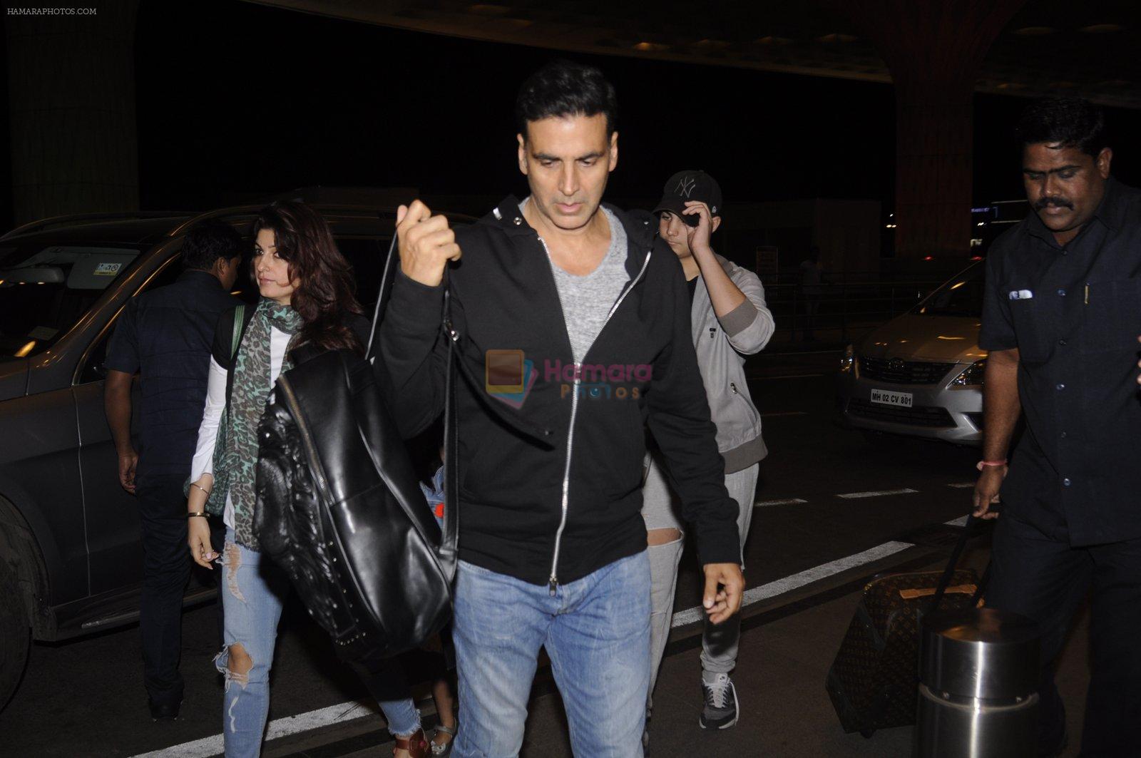 Akshay Kumar leaves with family for holidays on 26th Oct 2016