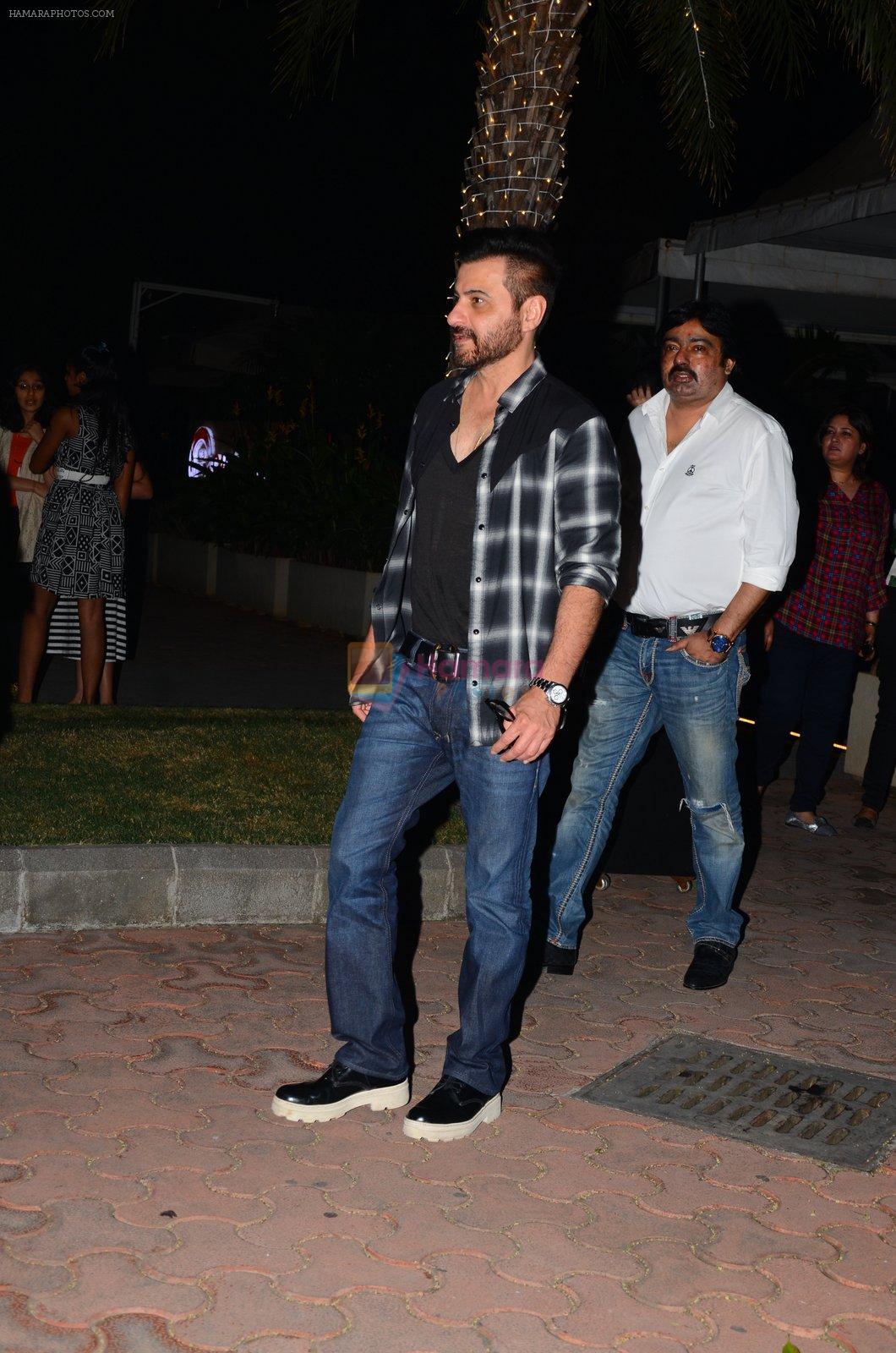 Sanjay Kapoor snapped at dinner in bandra on 27th Oct 2016