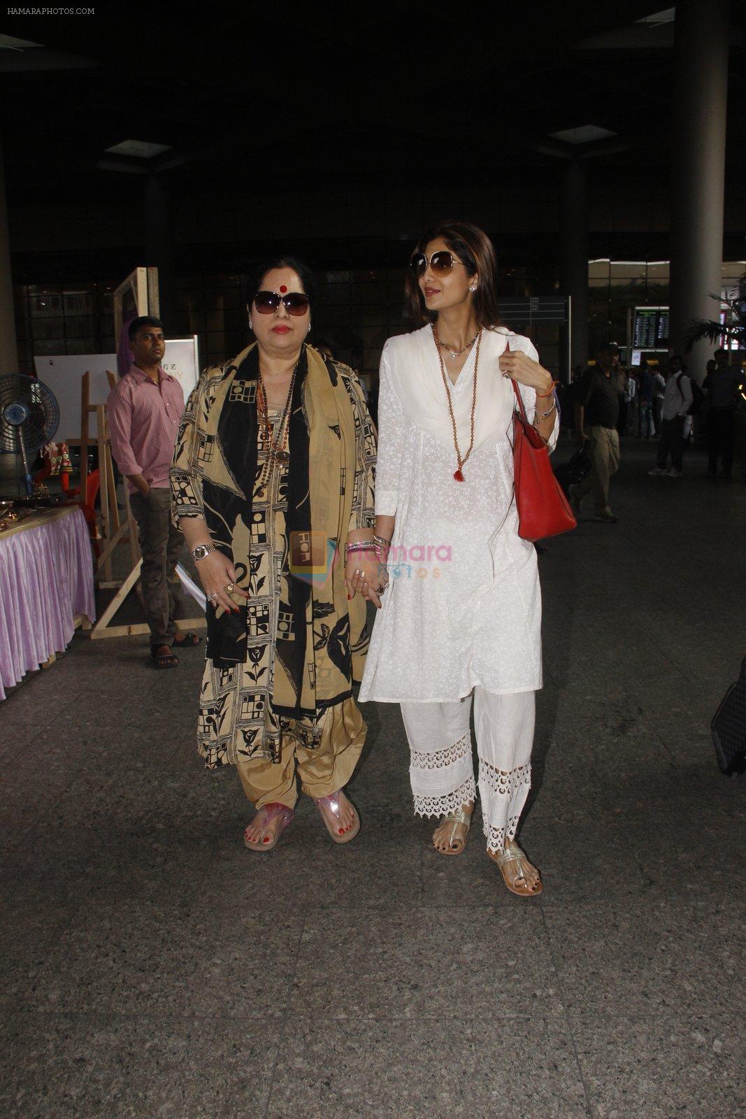 Shilpa Shetty, Sunanda Shetty snapped at airport on 28th Oct 2016