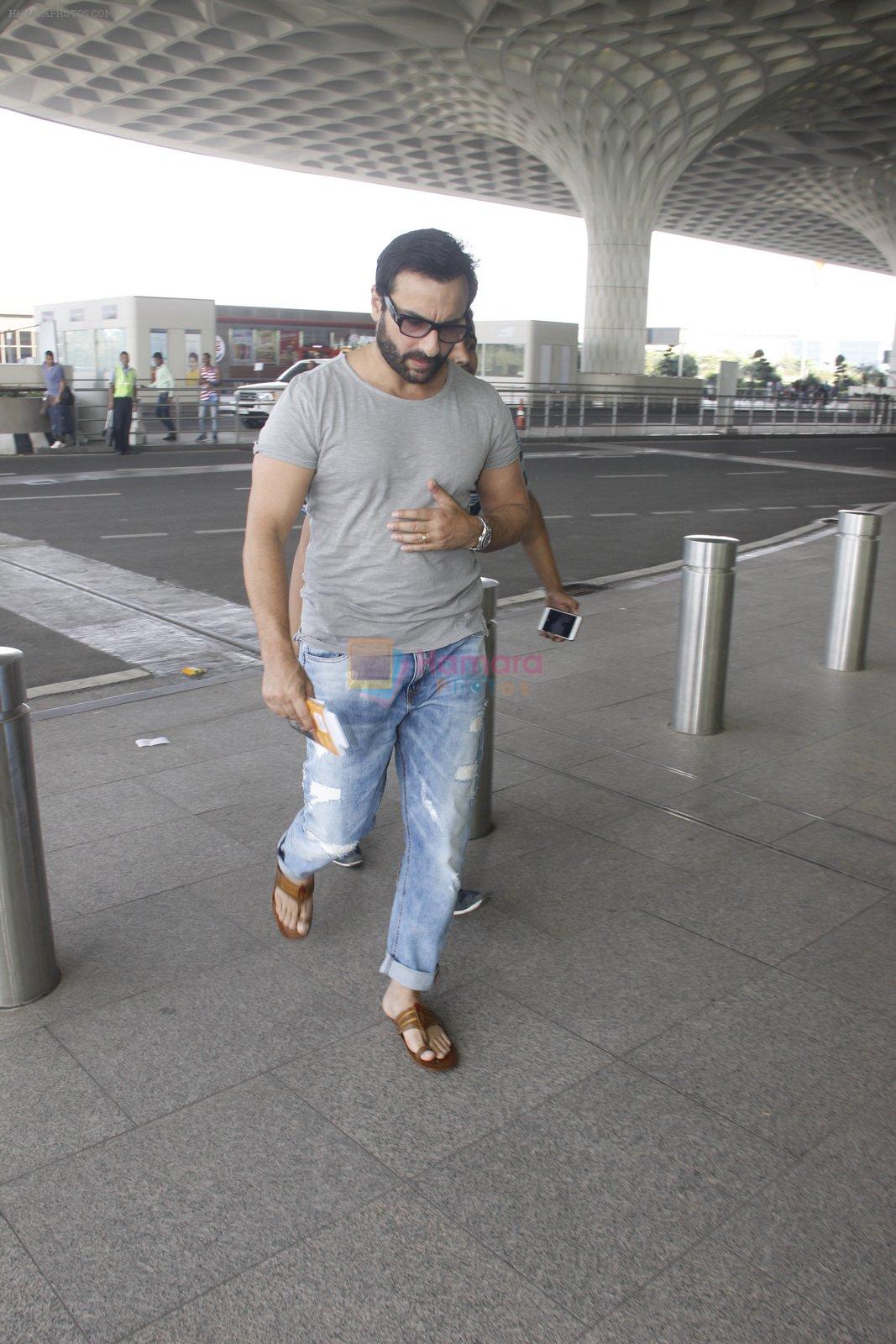 Saif Ali Khan snapped at airport on 1st Nov 2016
