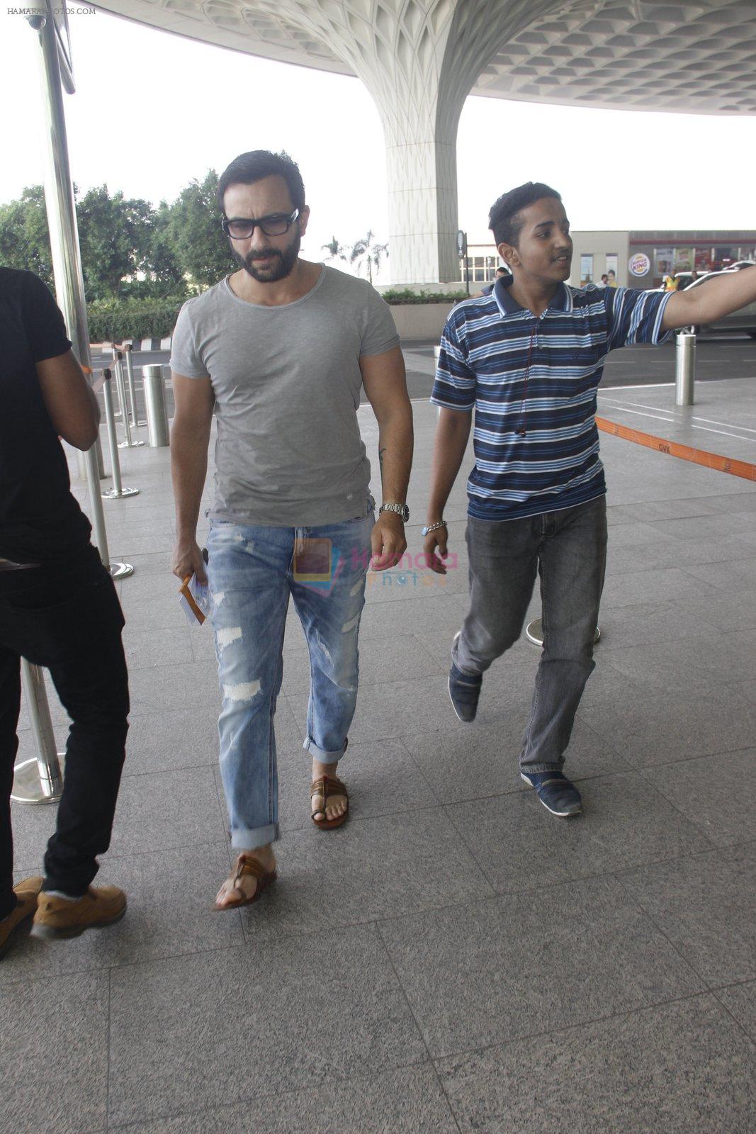 Saif Ali Khan snapped at airport on 1st Nov 2016