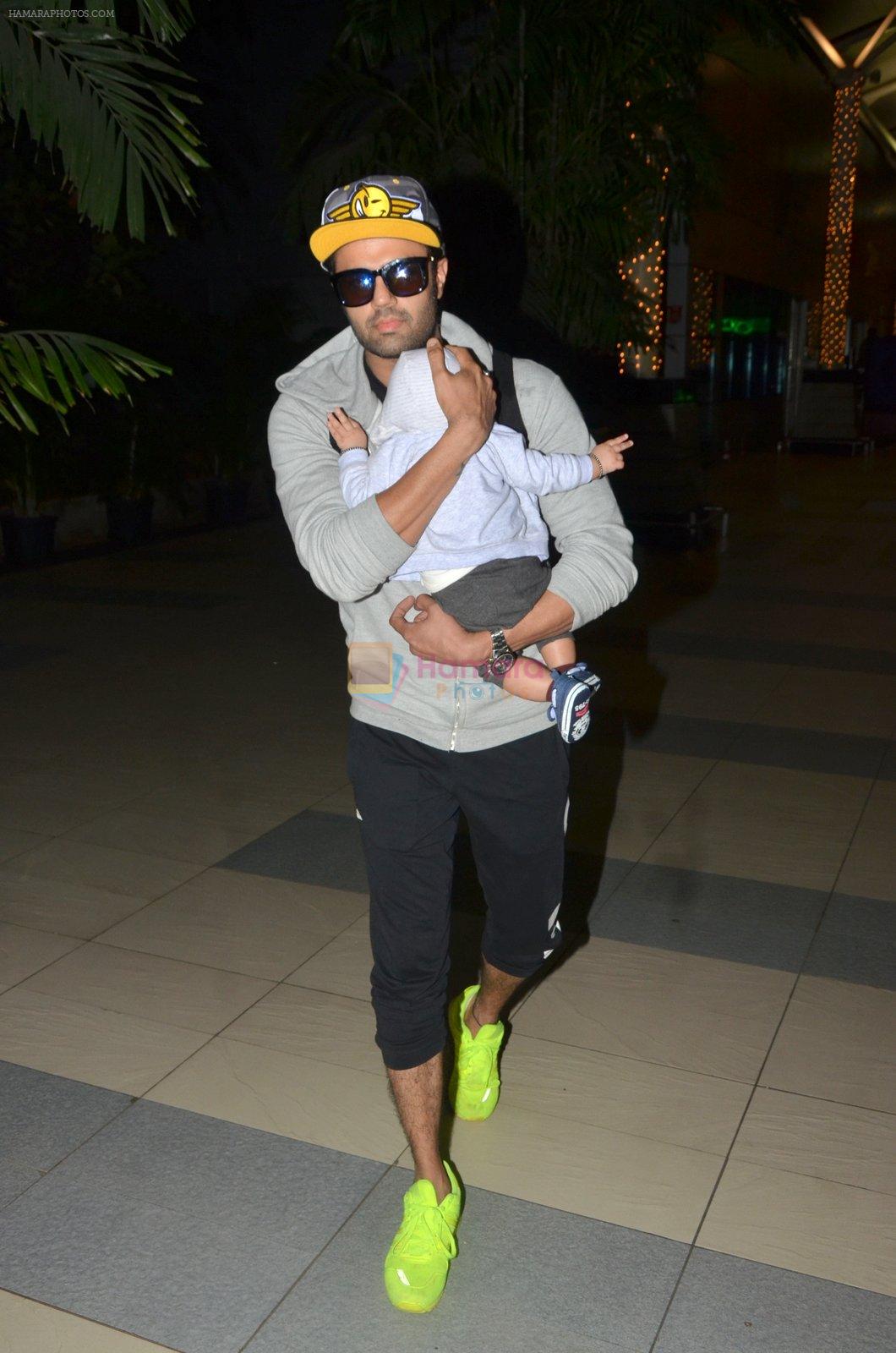Manish Paul snapped at airport on 6th Nov 2016