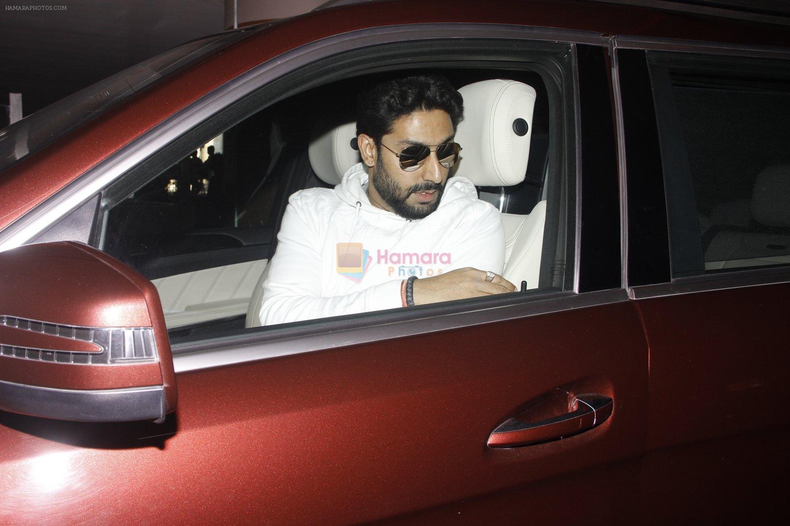Abhishek Bachchan snapped at airport on 6th Nov 2016