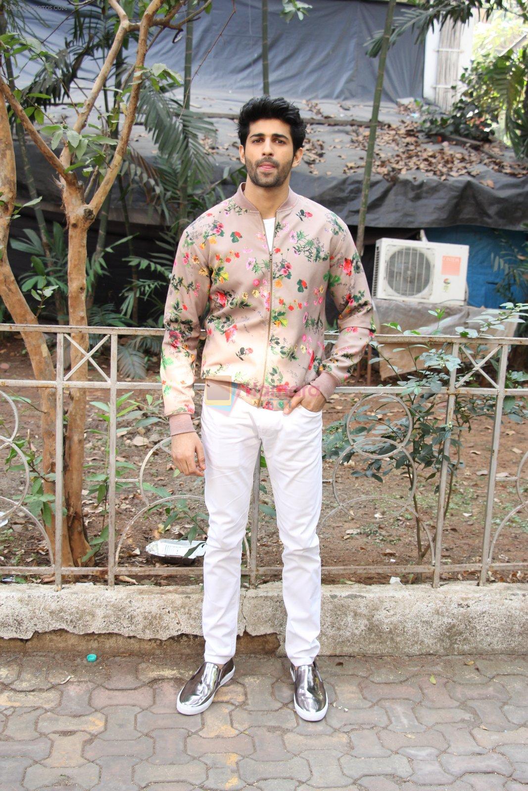 Aditya Seal at the promotion of film Tum Bin II on the sets of Sony TV reality show Super Dancer on 7th Nov 2016