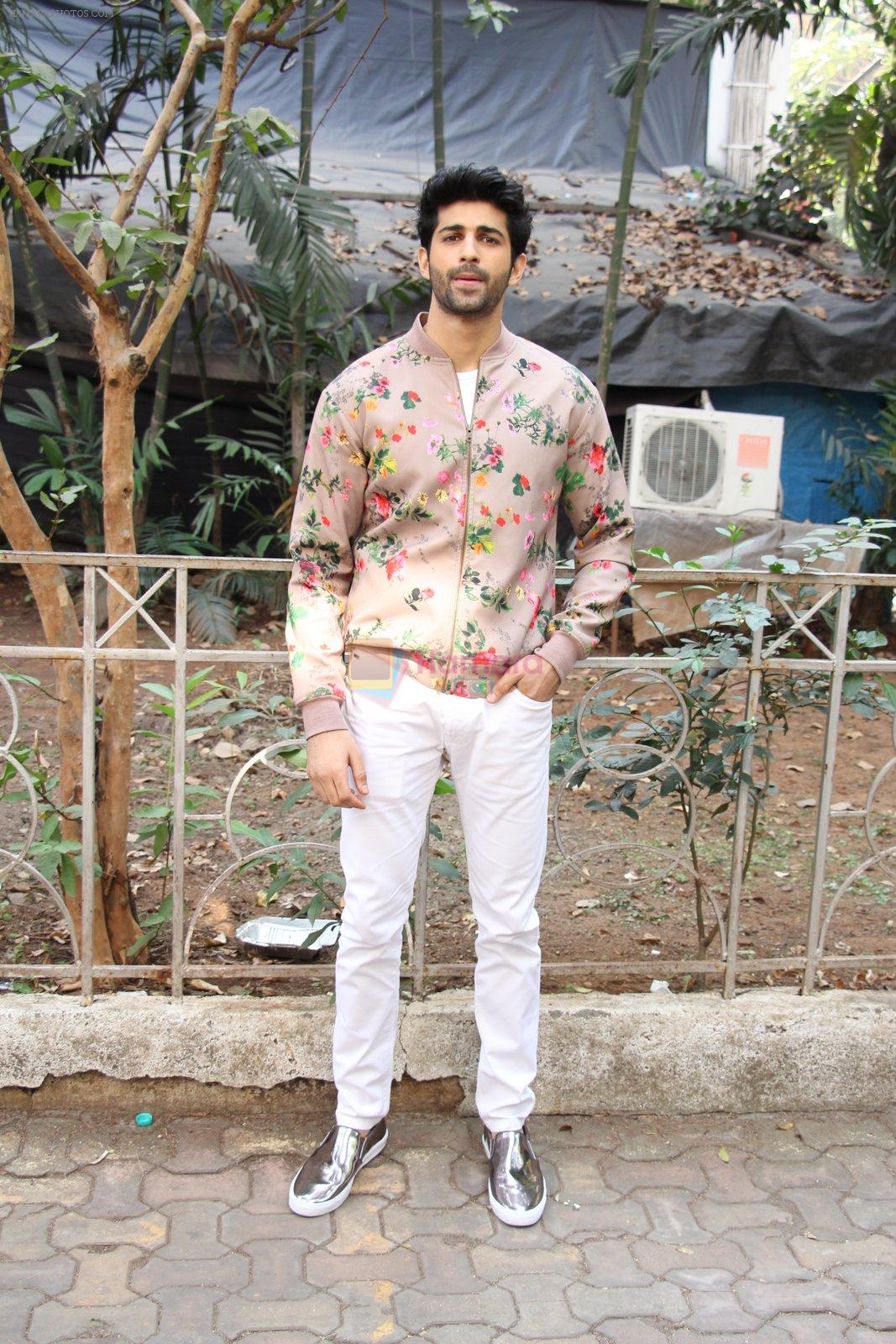Aditya Seal at the promotion of film Tum Bin II on the sets of Sony TV reality show Super Dancer on 7th Nov 2016