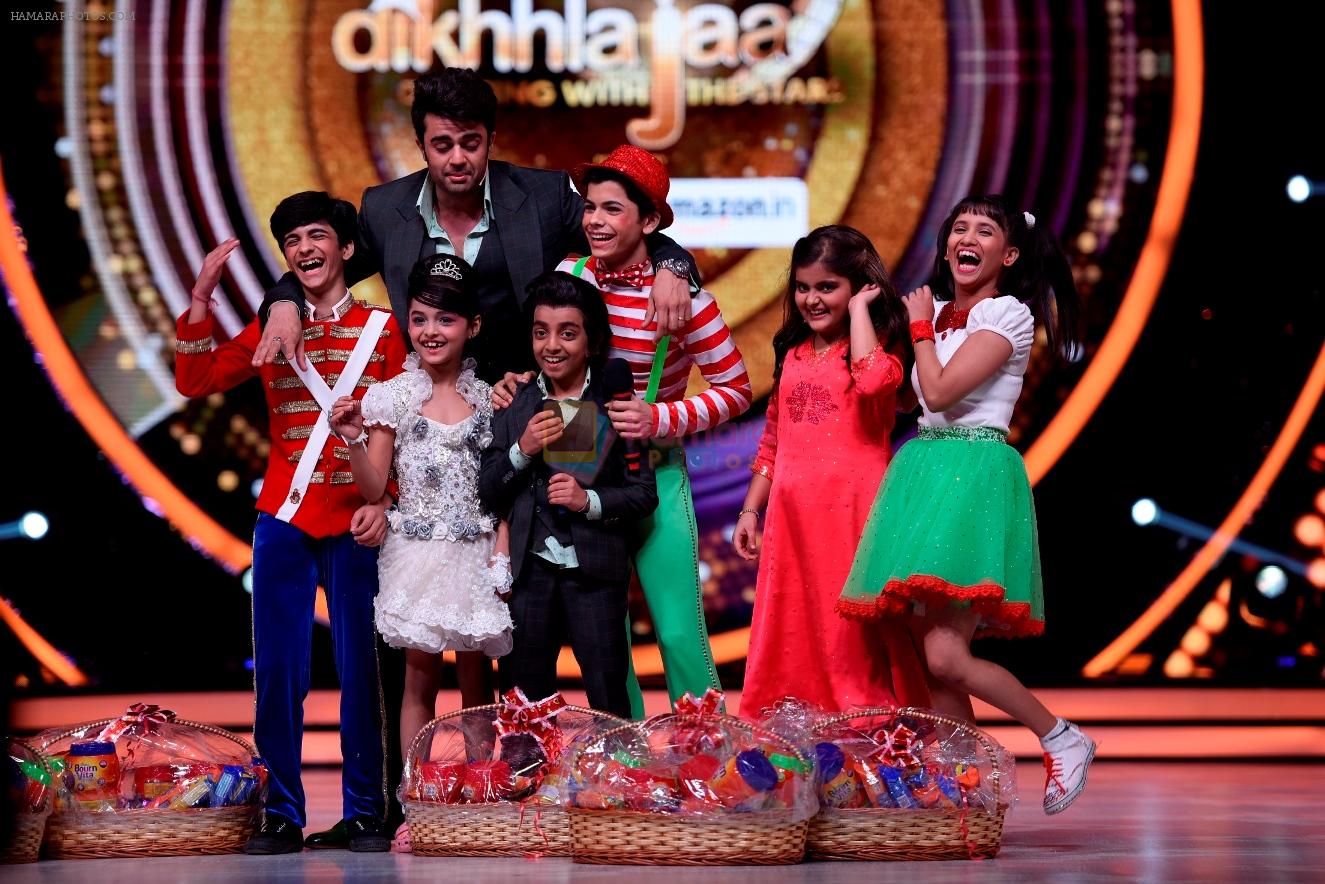 Manish Paul in the stage of Jhalak Dikhhla Jaa on Childrens day special episode