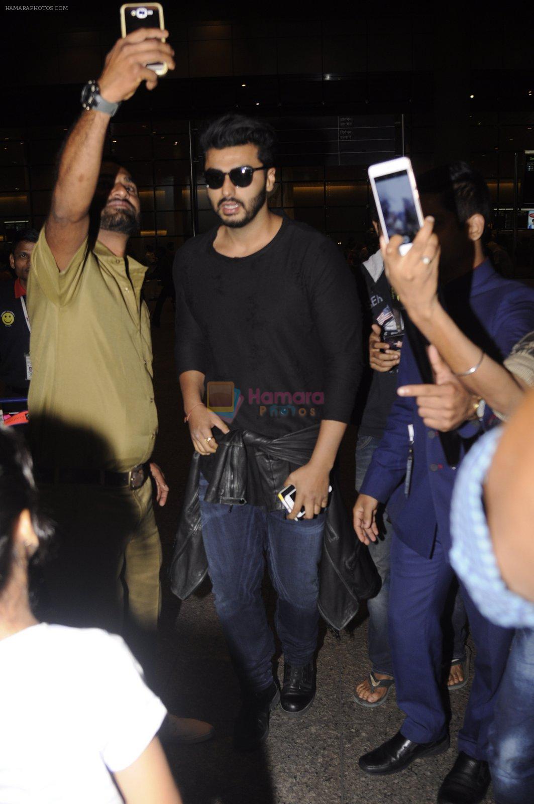 Arjun Kapoor snapped at airport on 11th Nov 2016
