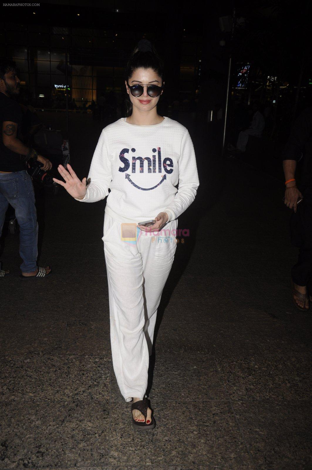 Kainaat Arora snapped at airport on 12th Nov 2016