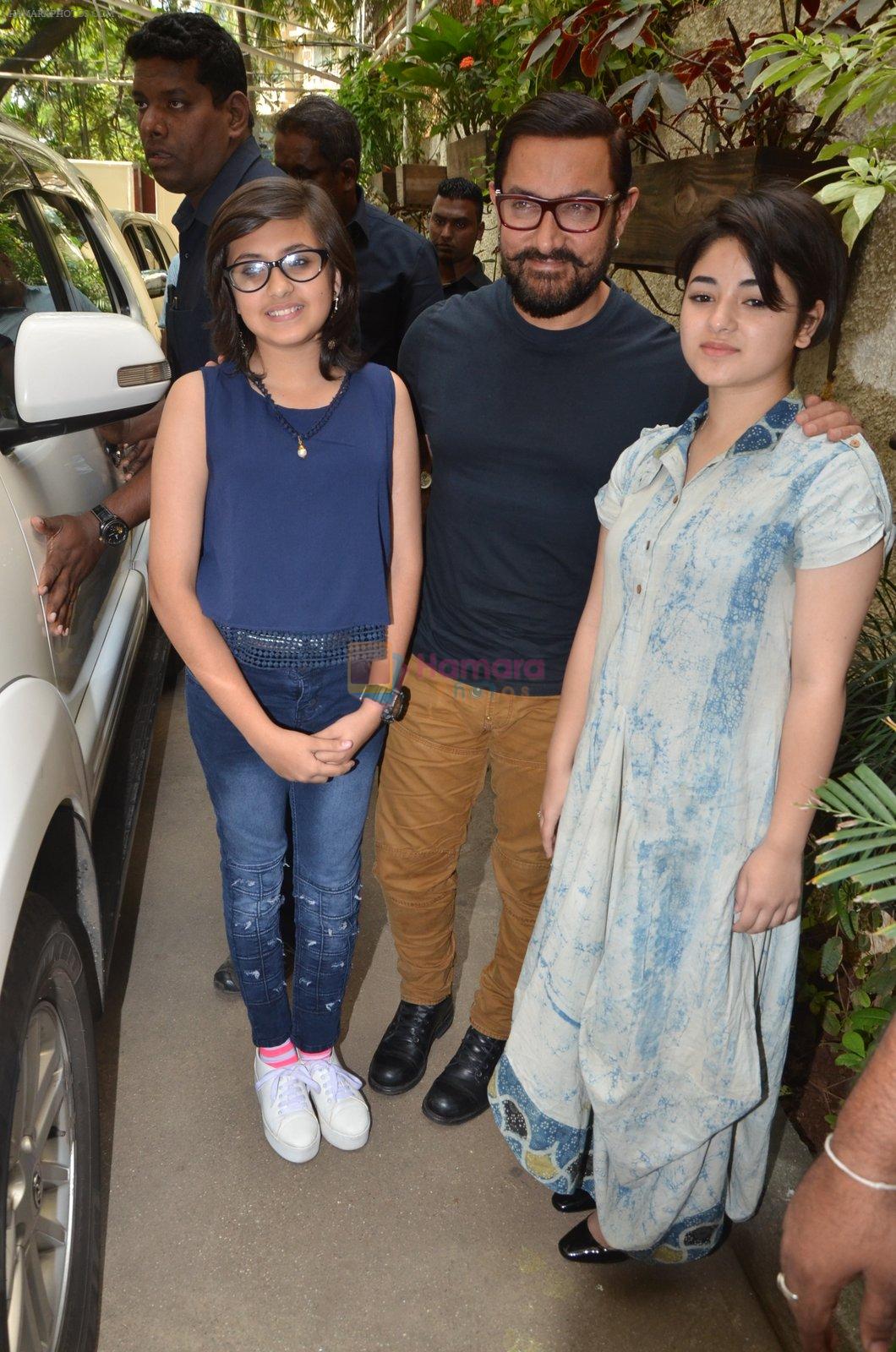 Suhani Bhatnagar, Aamir Khan and Zaira Wasim at Dangal press meet in Mumbai on 12th Nov 2016