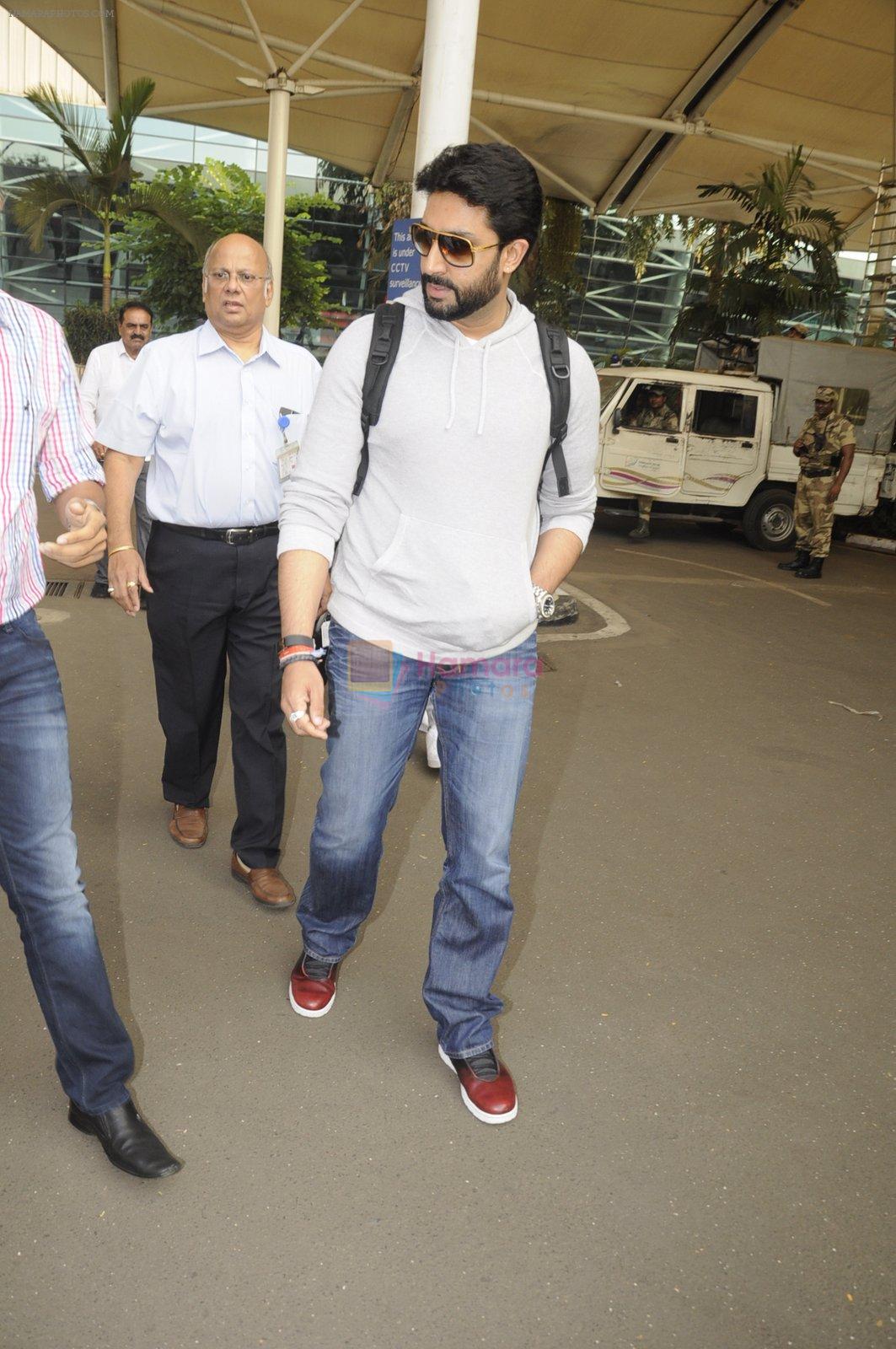 Abhishek Bachchan snpped at airport on 13th Nov 2016