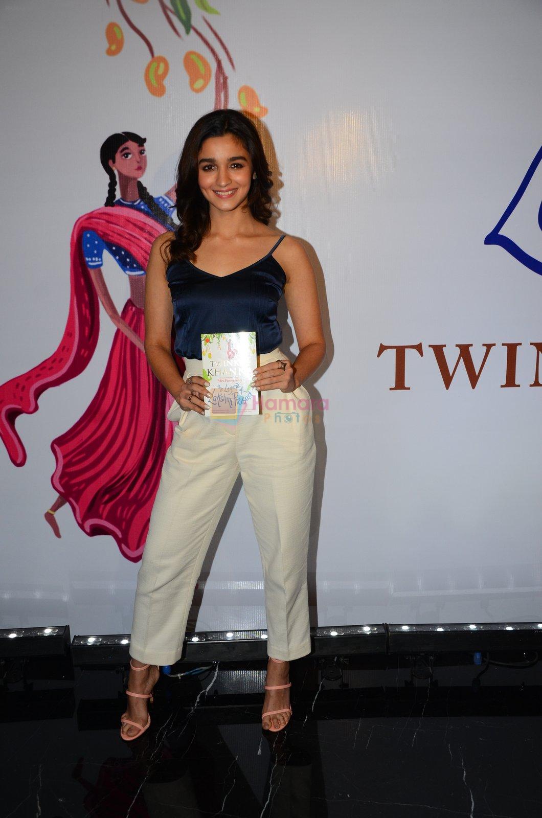 Alia Bhatt at Twinkle Khanna's book launch in J W Marriott, Mumbai on 15th Nov 2016