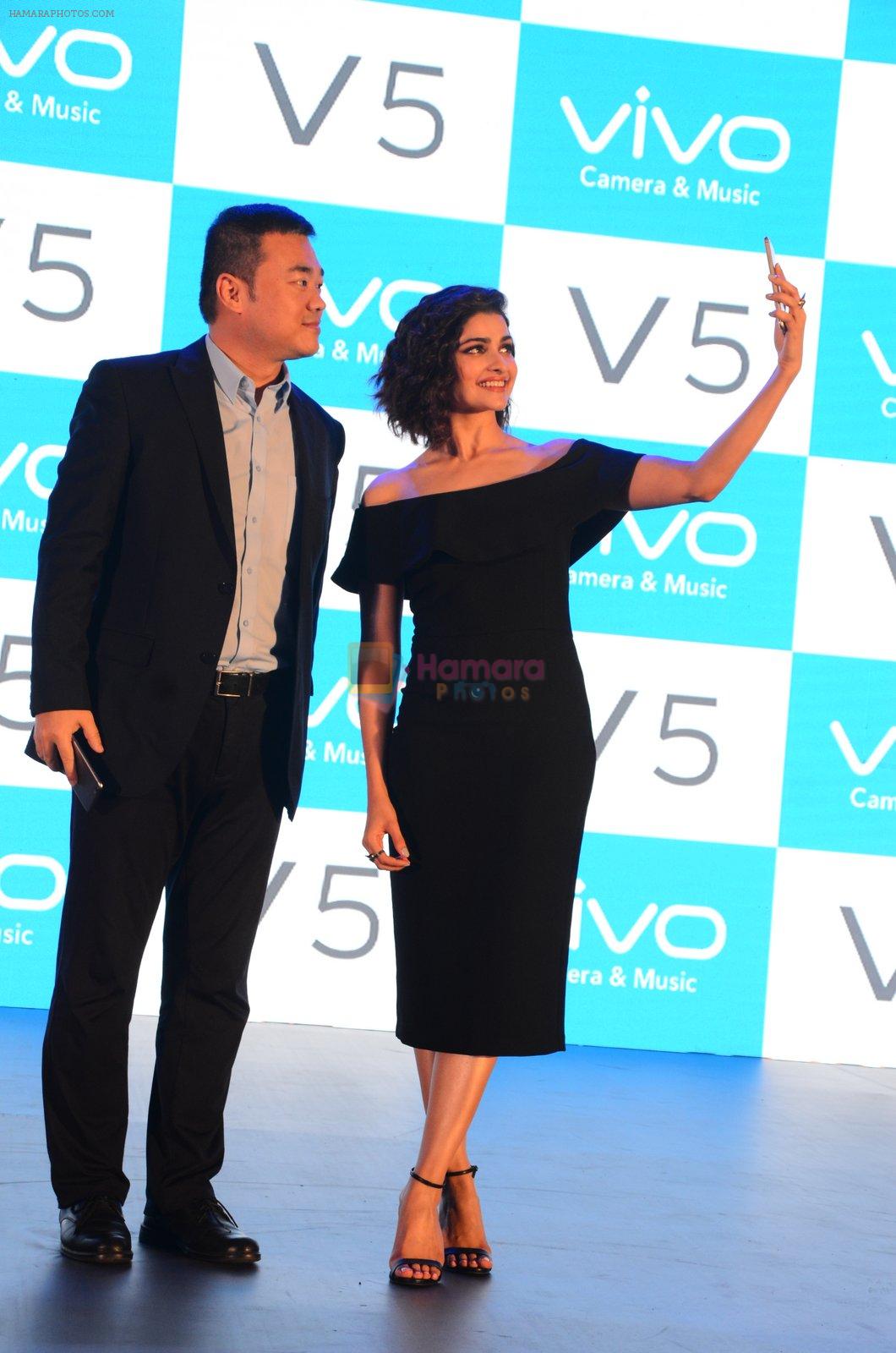 Prachi Desai endorses Vivo phone in Mumbai on 16th Nov 2016