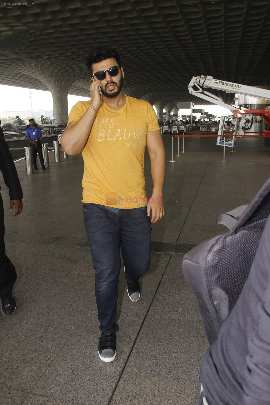 Arjun Kapoor snapped at airport on 16th Nov 2016