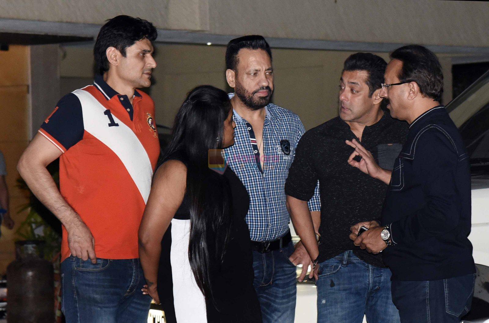 Salman Khan, Arpita Khan at Arpita Khan anniversary bash in Mumbai on 17th Nov 2016