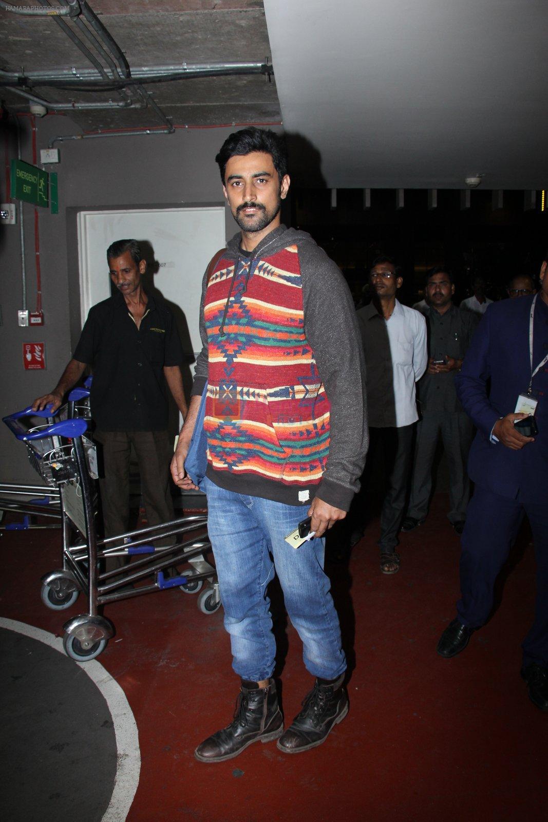 Kunal Kapoor snapped at airport on 17th Nov 2016