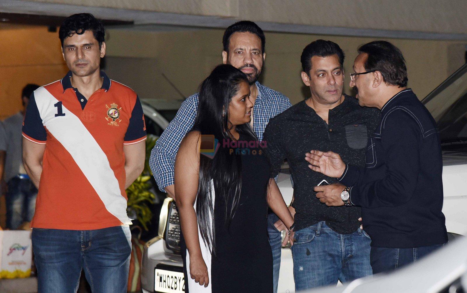 Salman Khan, Arpita Khan at Arpita Khan anniversary bash in Mumbai on 17th Nov 2016