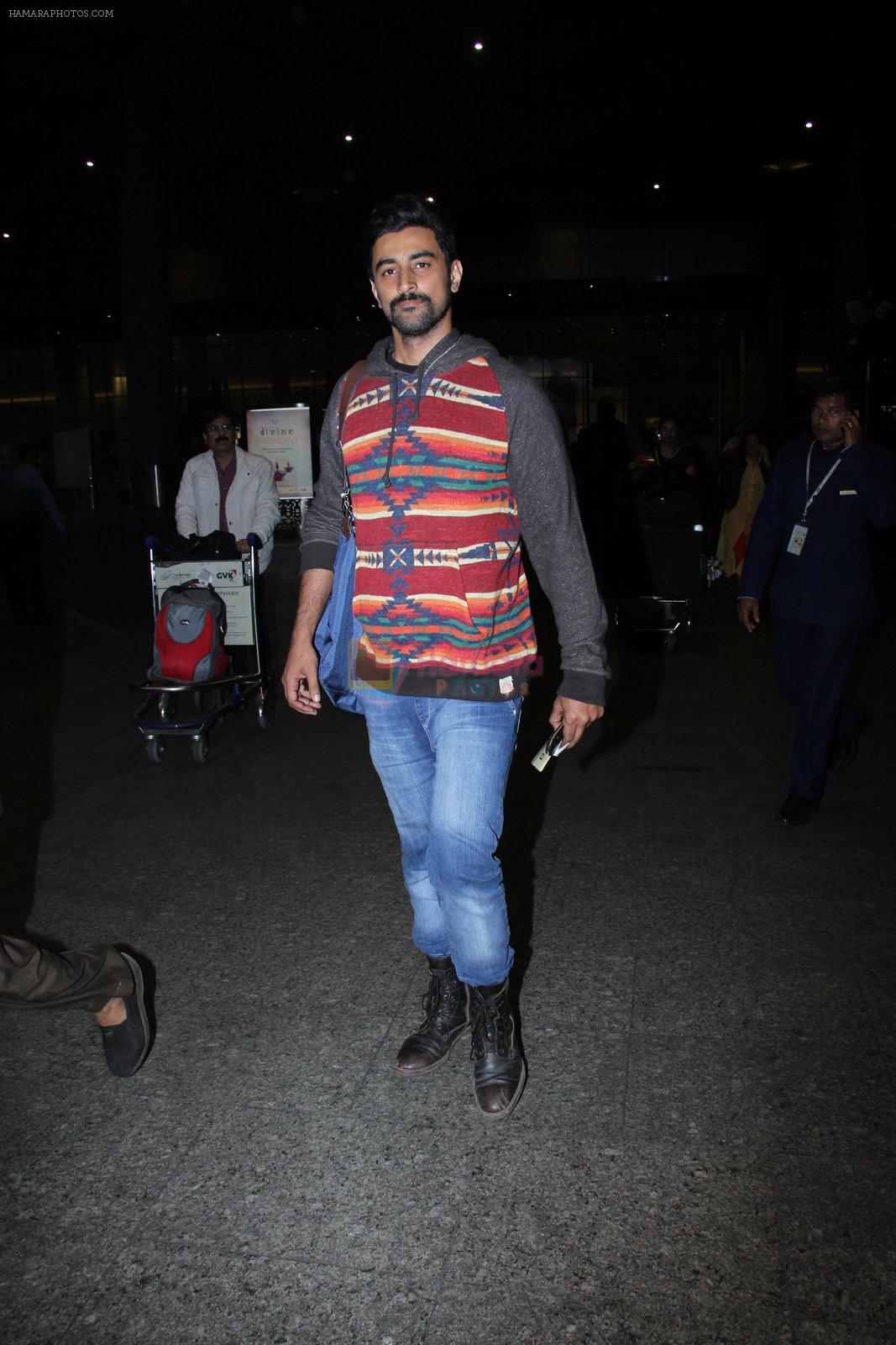 Kunal Kapoor snapped at airport on 17th Nov 2016