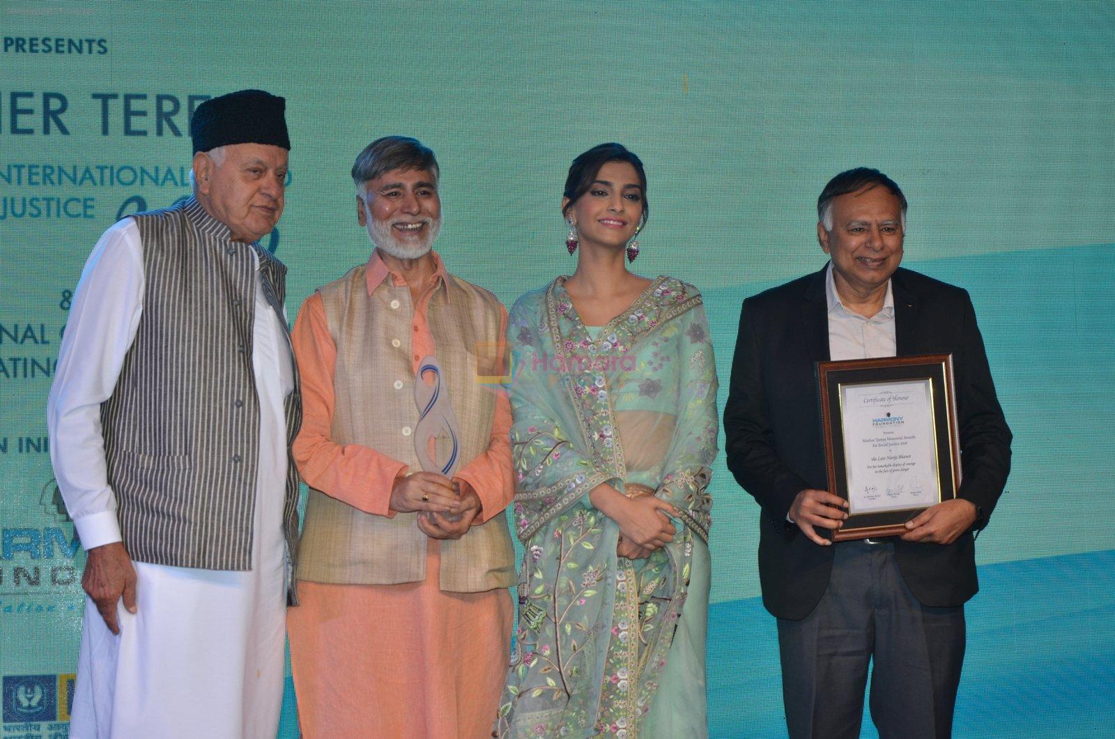 Sonam Kapoor graces Mother Teresa Memorial International Awards on 20th Nov 2016