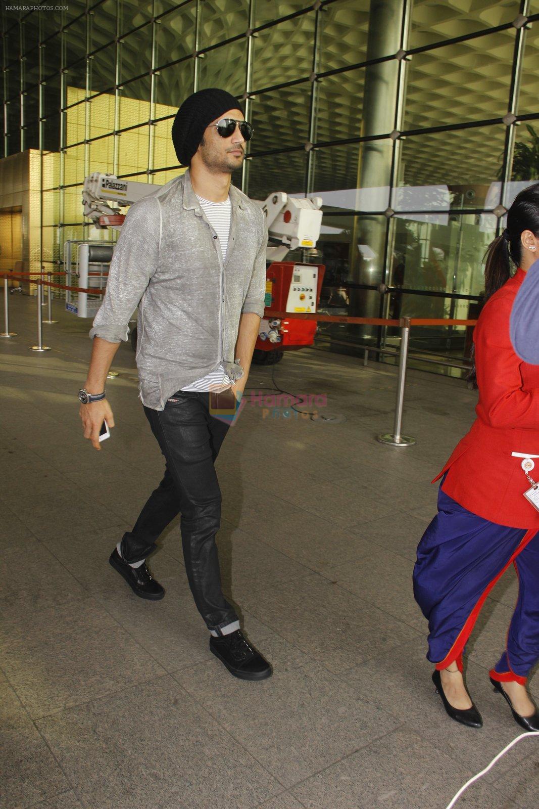 Sushant Singh Rajput snapped at airport on 19th Nov 2016