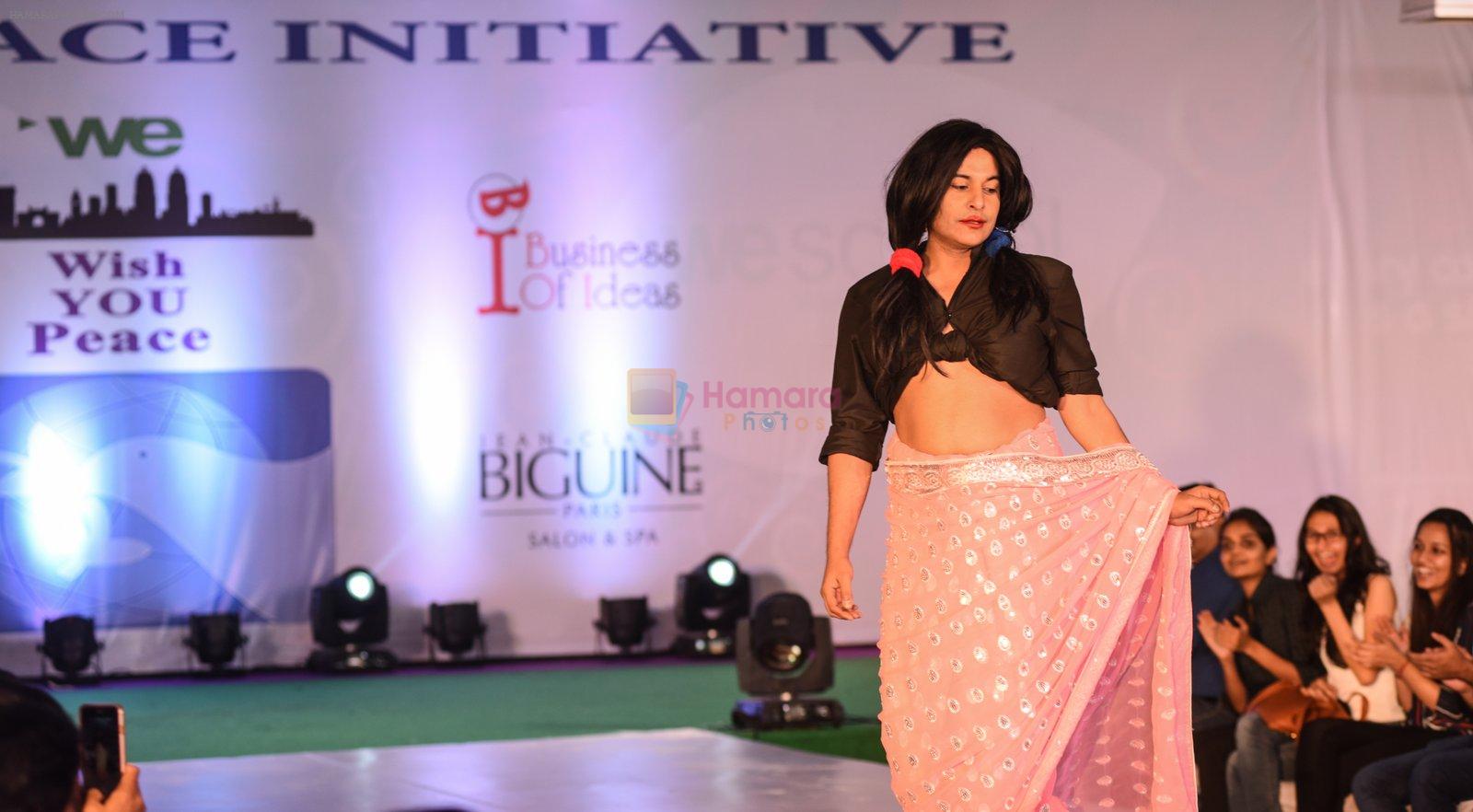 at Archana Kochhar fashion show in Mumbai on 25th Nov 2016