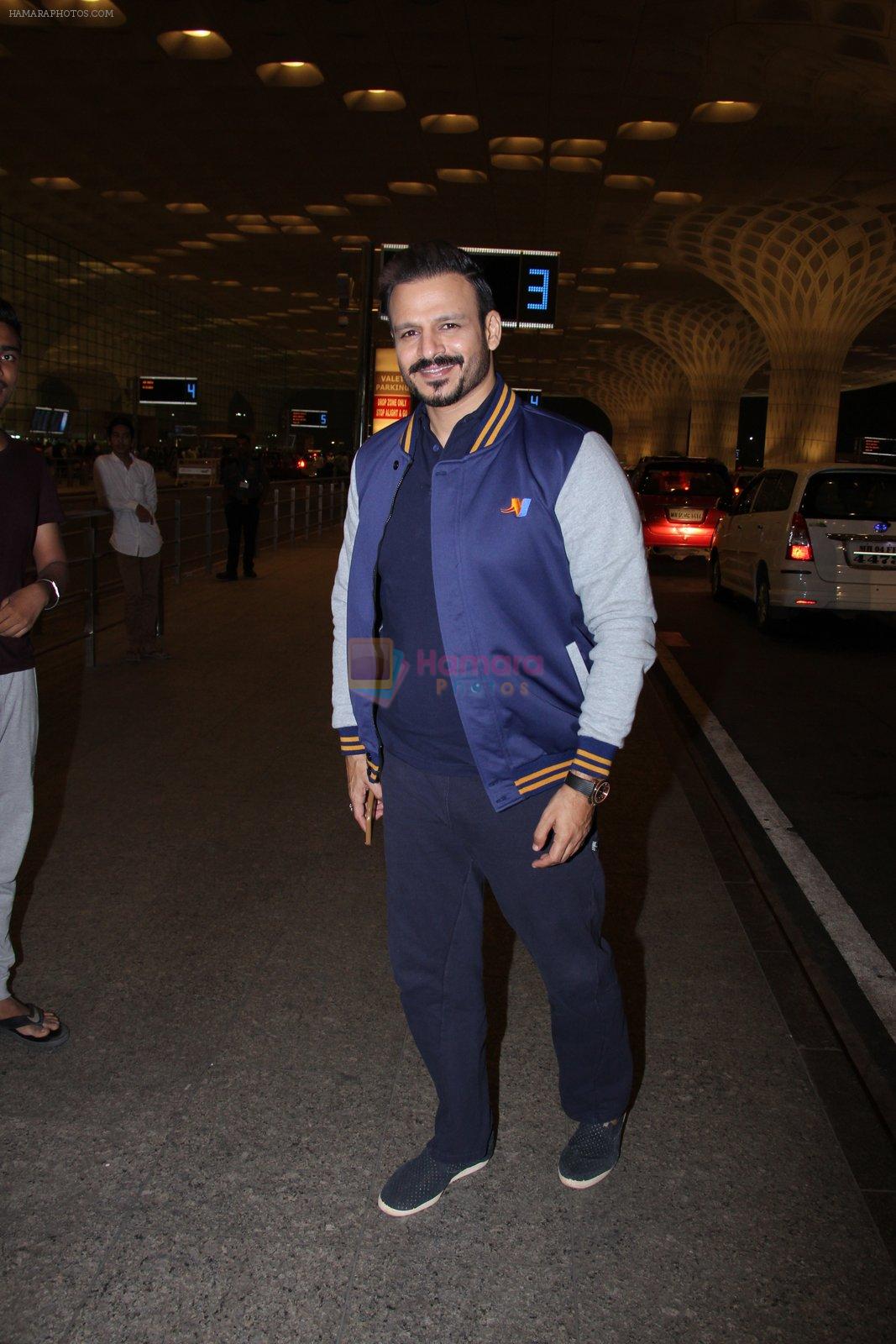 Vivek Oberoi snapped at airport on 27th Nov 2016