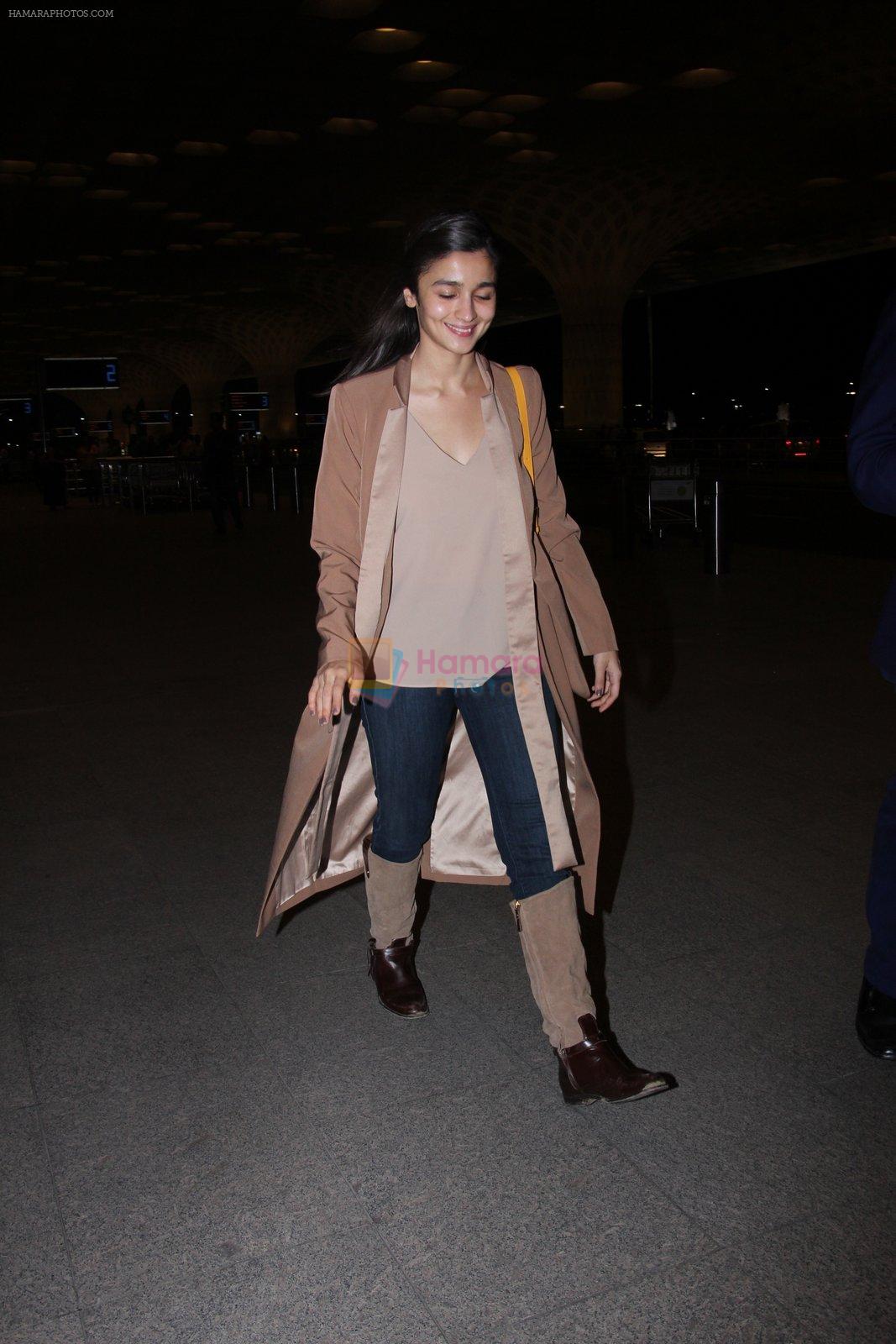 Alia Bhatt snapped at airport on 27th Nov 2016