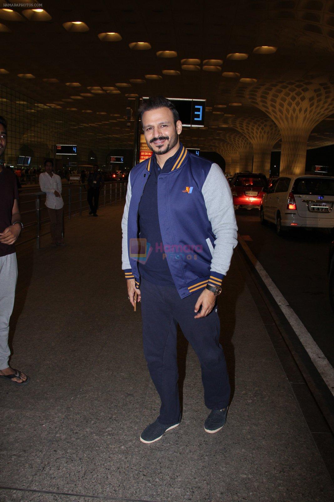 Vivek Oberoi snapped at airport on 27th Nov 2016