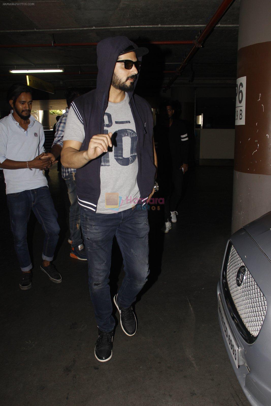 Zayed Khan snapped at airport on 28th Nov 2016
