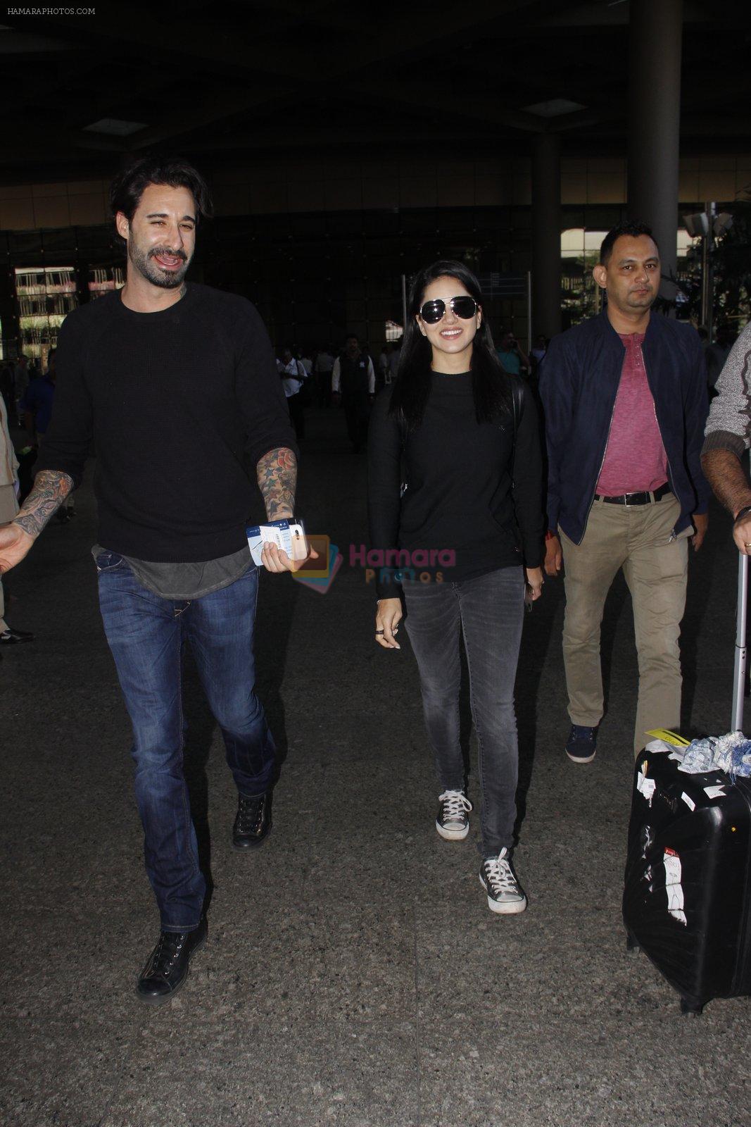Sunny Leone snapped at airport on 28th Nov 2016