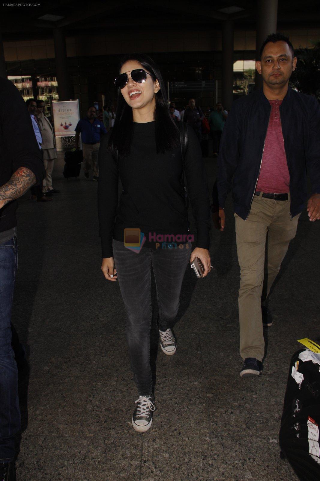 Sunny Leone snapped at airport on 28th Nov 2016
